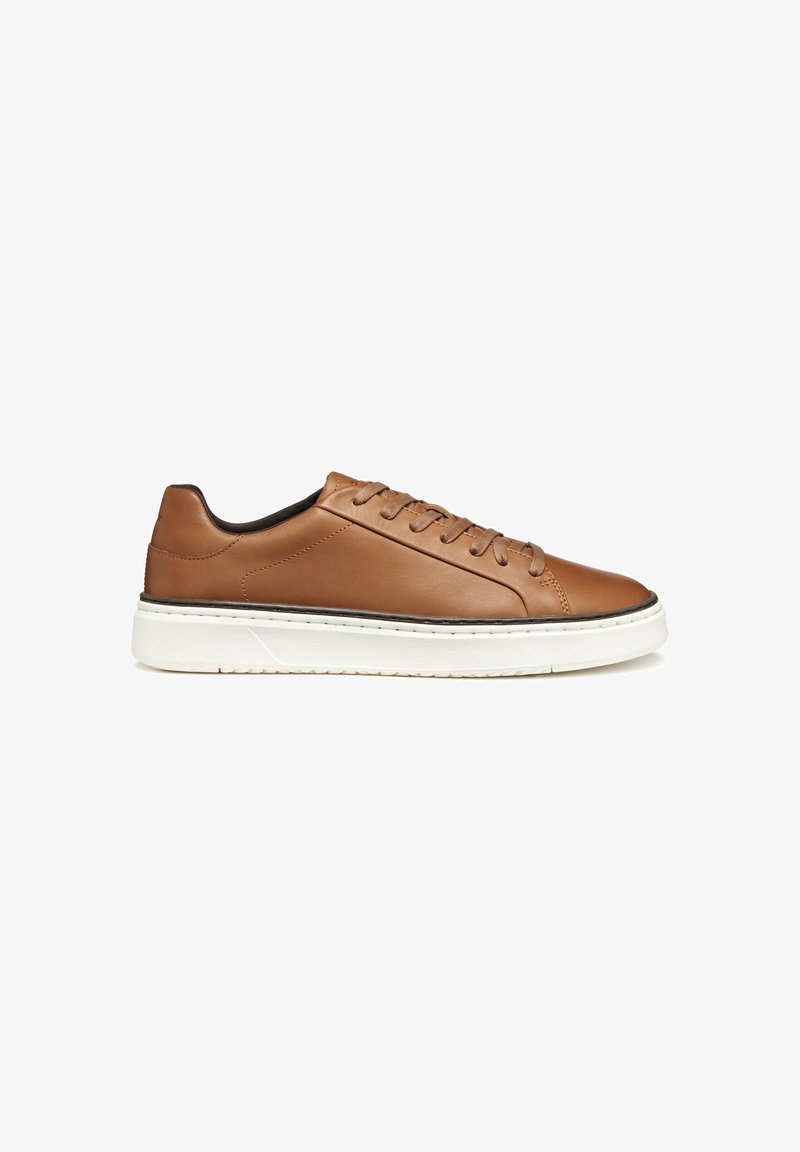 Botte de sport en cuir marron avec un bout arrondi, système de laçage à l'avant, semelle en caoutchouc blanc et doublure intérieure noire contrastante. Texture lisse.