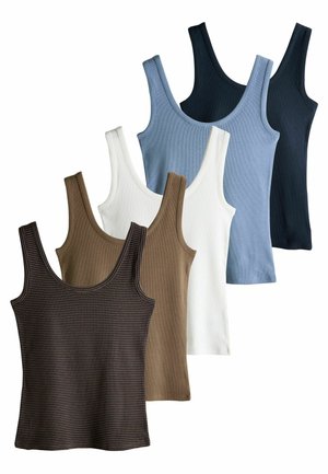 Cinque top senza maniche di vari colori—striscia marrone scuro, marrone chiaro, bianco, blu e blu scuro—impilati in fila.