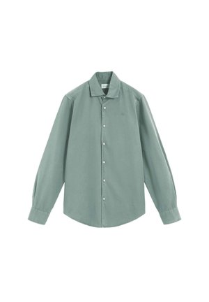 Camisa de botones de manga larga en verde salvia con cuello y botones frontales, dobladillo ligeramente curvado y logo bordado sutil en el pecho.