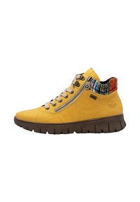Baskets en cuir jaune avec lacets beiges, fermeture éclair sur le côté, col de cheville en tricot multicolore et semelle épaisse marron.