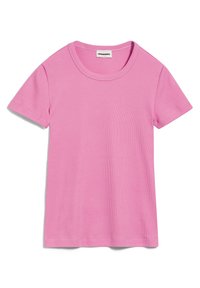 T-shirt rose en coton côtelé à manches courtes avec un col rond et une petite étiquette de marque blanche à l'intérieur du col.