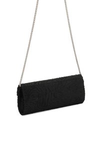 Borsa a tracolla nera con texture, di forma cilindrica, con una catena argentata e un motivo intricato sulla superficie.