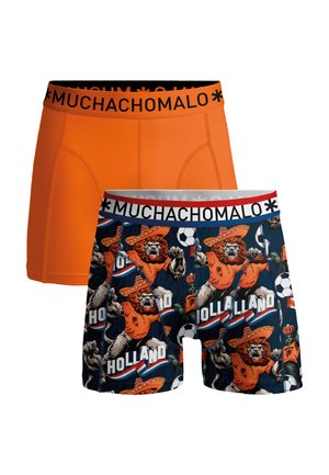 Dva páry pánskych boxeriek, jedny v jednofarebnej jasnej oranžovej a druhé s levom v oranžovej košeli a sombrerom, futbalové lopty a text "Holland".