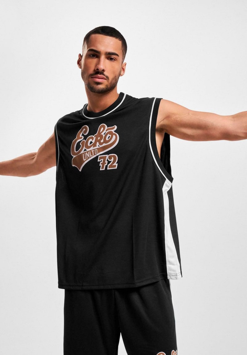 Haut de sport sans manches noir avec des accents blancs et un imprimé graphique. Le tissu semble léger, avec une coupe décontractée, idéal pour un vêtement de sport.