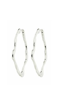 Orecchini a cerchio in argento con una forma ondulata e irregolare. Presentano una finitura lucida e una superficie liscia, che esaltano il loro design moderno.