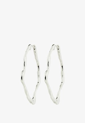 Strieborné náušnice v tvare kruhu s vlnitým, nepravidelným tvarom. Majú lesklý povrch a hladkú textúru, čo zvýrazňuje ich moderný dizajn.