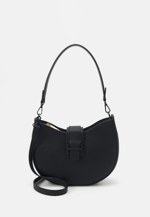 Bolso de mano negro hecho de material suave, con forma curvada, correa de hombro ajustable y una solapa frontal con cierre de hebilla.