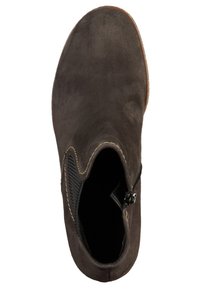 Ciemnobrązowe zamszowe botki za kostkę o gładkiej fakturze, z elastycznym panelem bocznym i zamkiem błyskawicznym po jednej stronie. Solidna podeszwa z kontrastowym przeszyciem.