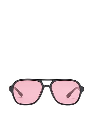 Occhiali da sole neri stile aviatore con lenti rosa sfumate, aste dritte e doppio ponte, mostrati su sfondo bianco semplice.