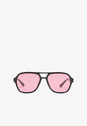 Occhiali da sole neri stile aviatore con lenti rosa sfumate, aste dritte e doppio ponte, mostrati su sfondo bianco semplice.