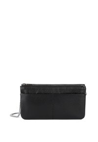 Clutch nera in pelle con superficie testurizzata, chiusura con zip e tracolla rimovibile. Presenta una tasca anteriore e dettagli di cucitura discreti.