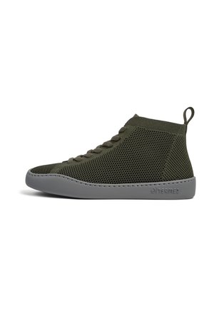 Wysokie sneakersy z ciemnozielonej siateczki z szarą gumową podeszwą i pętelką na pięcie, widok z boku na białym tle.