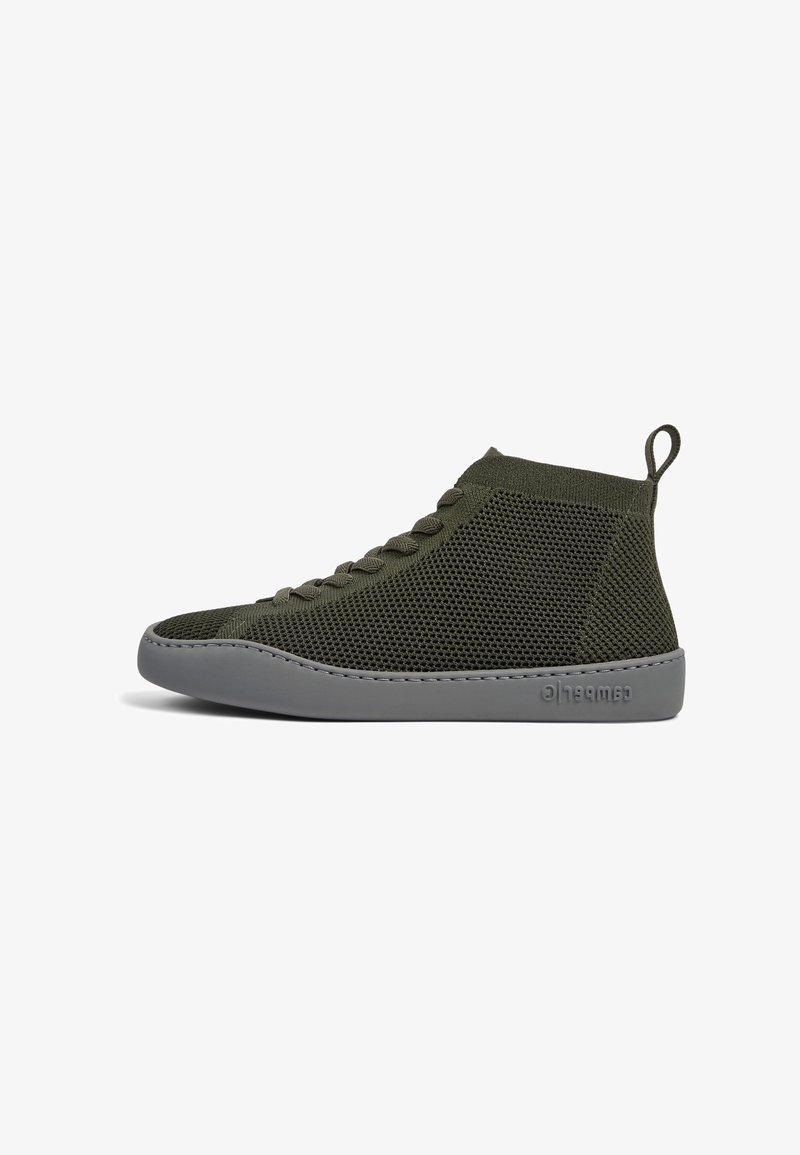 Baskets montantes en tissu mesh vert foncé avec semelle en caoutchouc grise et languette à talon, vue latérale sur fond blanc.