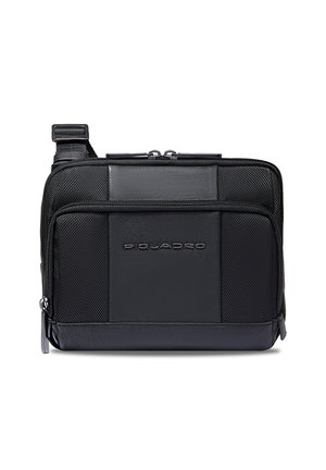 Schwarze Umhängetasche aus strukturiertem Nylon und Leder. Verfügt über einen Reißverschluss, einen verstellbaren Riemen und ein geprägtes Logo auf der Vorderseite.