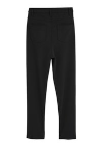 Pantalons noirs ajustés avec une texture lisse, dotés d'une taille, de deux poches arrière et d'une coupe droite épurée.
