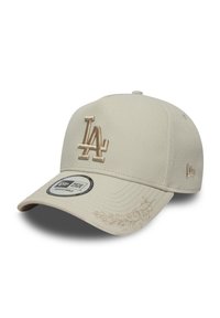 Beige baseball cap lavet af stof, med et forhøjet "LA" logo i matchende farve og dekorativ syning på skærmen. New Era mærke vedhæftet.