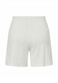 Pantalones cortos blancos con un patrón texturizado que presenta rayas verticales y formas de diamante. Hechos de una tela suave con una cintura elástica.