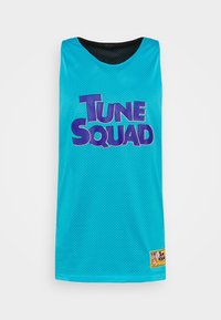 Sininen verkkotoppi, jossa etupuolella on violettiin painettu "TUNE SQUAD" -teksti. Sisältää mustan pyöreän kauluksen ja brändilapun helmassa.