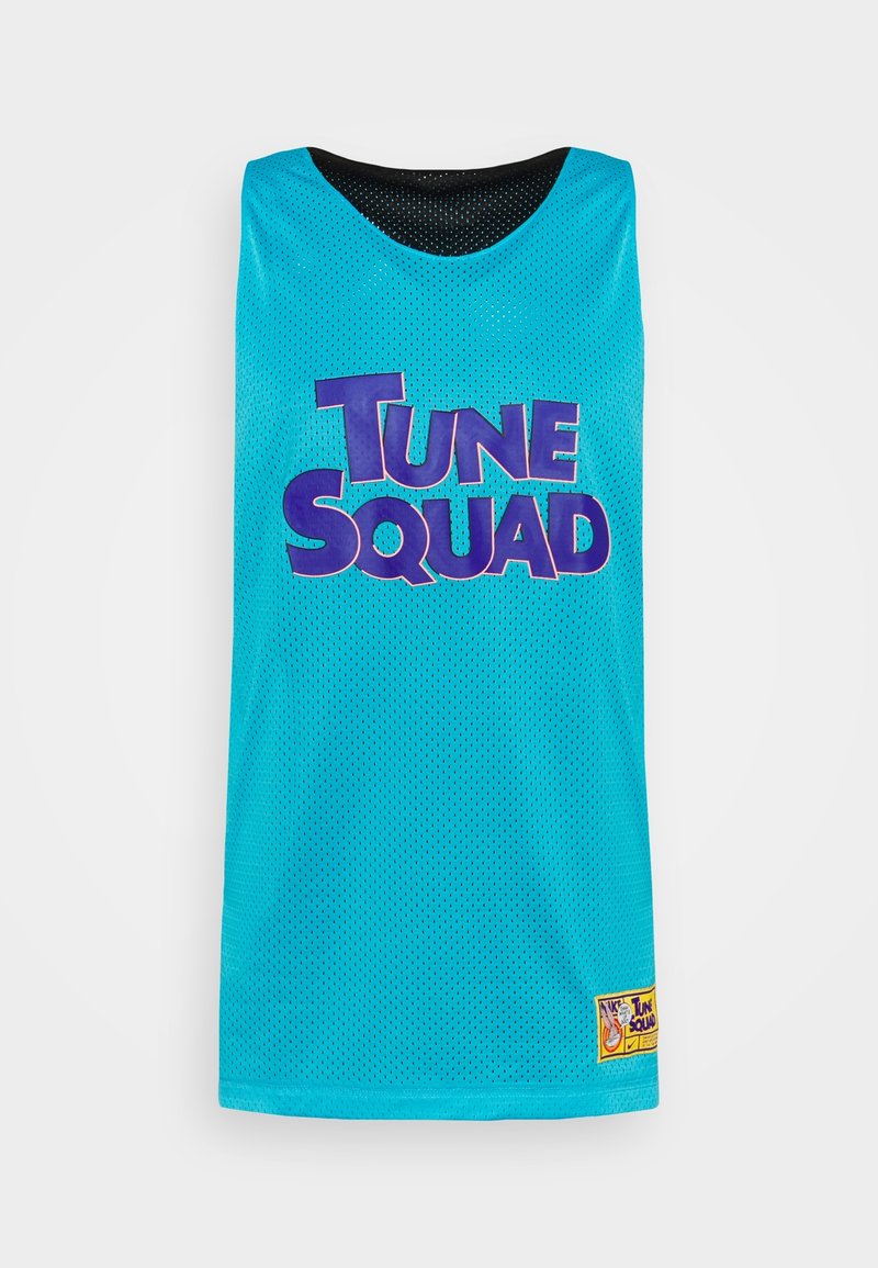 Sininen verkkotoppi, jossa etupuolella on violettiin painettu "TUNE SQUAD" -teksti. Sisältää mustan pyöreän kauluksen ja brändilapun helmassa.