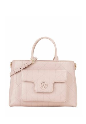 Sac à main en cuir rose matelassé avec deux poignées supérieures, une bandoulière amovible, une poche avant et un emblème logo. Texture lisse et design structuré.