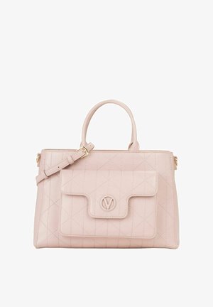 Sac à main en cuir rose matelassé avec deux poignées supérieures, une bandoulière amovible, une poche avant et un emblème logo. Texture lisse et design structuré.