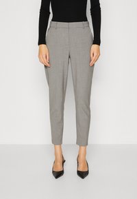 Šedé kalhoty na míru se slim fit, hladkým předním částí a poutky na opasek. Tkanina má jemnou strukturu, v kombinaci s černými lodičkami s špičatou špičkou.