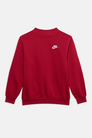 Rode Nike-trui met lange mouwen, geribde manchetten en zoom, ronde hals en klein wit Nike-logo linkerboven op de borst.