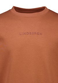 Felpa di colore ruggine con collo a girocollo a costine. Presenta la scritta in rilievo "LINDBERGH" centrata sul petto. Tessuto morbido e testurizzato.