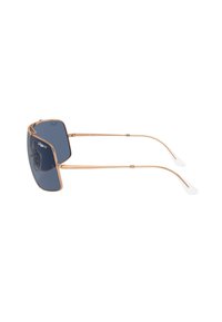 Occhiali da sole grandi e angolari con lenti scure, montatura in metallo dorato e estremità bianche; presentano un design a doppio ponte e una finitura elegante.