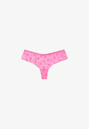 Culottes roses en transparence avec un motif floral, des bords volantés et une finition festonnée. Tissu doux avec une texture délicate et une taille élastique.