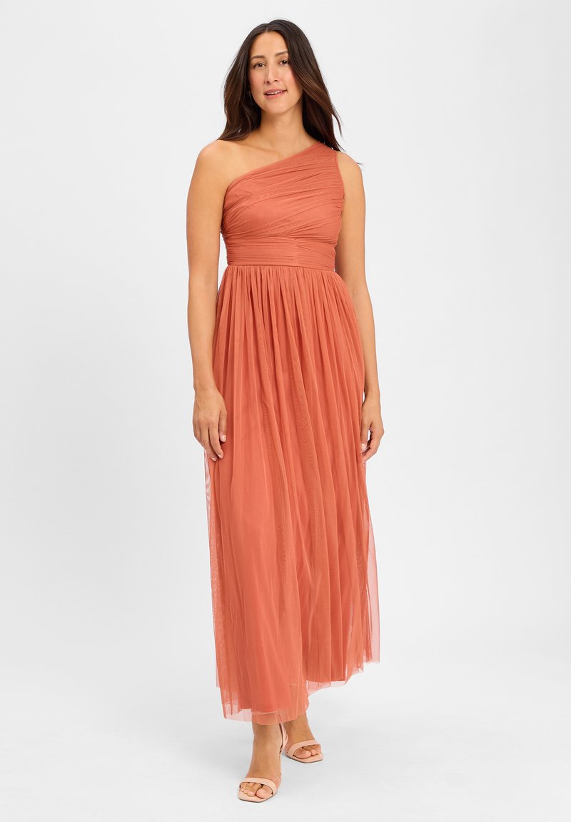 Maxi sukienka w odcieniu przykurzonego różu, z jednym ramiączkiem, marszczoną górą i zwiewną spódnicą wykonaną z miękkiego, lekkiego materiału.