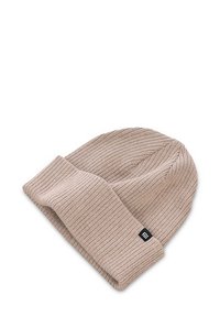 Prążkowana dzianinowa czapka w jasnobeżowym kolorze z podwiniętym mankietem. Posiada małą czarną etykietę z boku. Wykonana z miękkiego materiału zapewniającego ciepło.