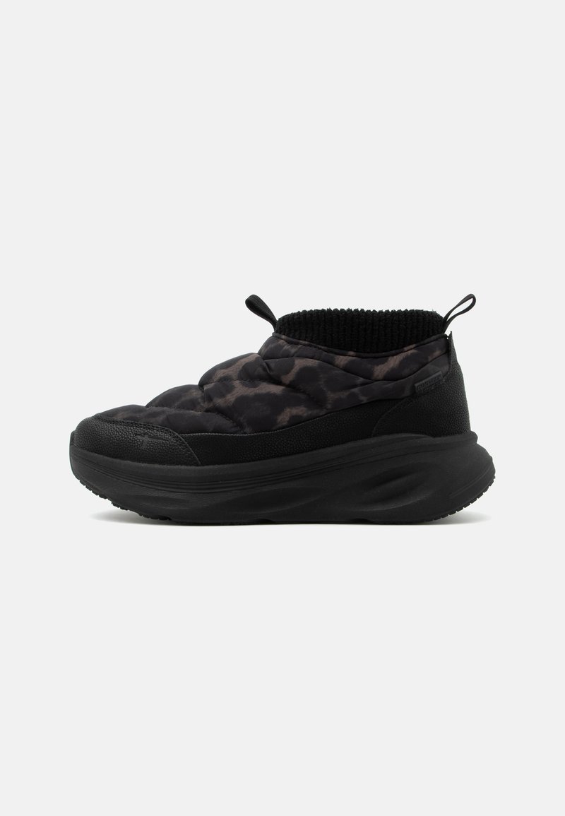 Μαύρο sneaker τύπου slip-on με επένδυση από καπιτονέ ανώτερο μέρος, χοντρή υφή σόλας, λουράκια στον αστράγαλο και διακριτικό σκοτεινό λεοπάρ μοτίβο.