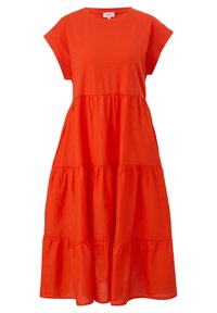 Robe midi orange vif à manches courtes, col rond et jupe à volants froncés superposés.