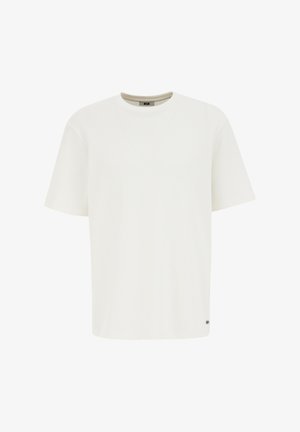 Fehér, rövid ujjú póló texturált anyagból. Kerek nyakkal rendelkezik, és egy kis logó díszíti az alsó szegély közelében. Klasszikus szabású.