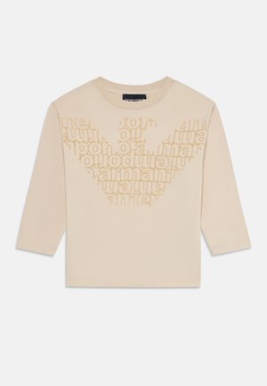 Beige Langarmshirt mit Rundhalsausschnitt und wiederholt angeordnetem, hellbraunem "Armani"-Text, der ein großes dreieckiges Muster auf der Brust bildet.