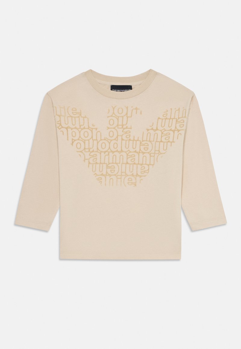 Μπεζ πουκάμισο με μακριά μανίκια και στρογγυλή λαιμόκοψη, με επαναλαμβανόμενο ανοιχτό καφέ κείμενο "Armani" που σχηματίζει ένα μεγάλο τριγωνικό σχέδιο στο στήθος.