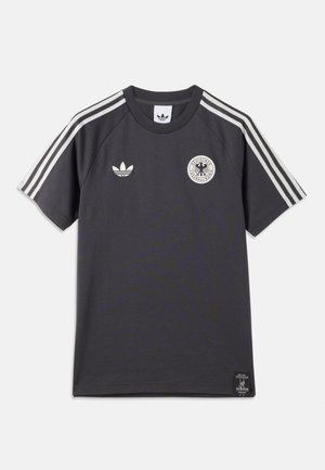 Ciemnoszary, krótki rękaw koszulki Adidas z trzema białymi paskami na ramionach oraz logo Deutscher Fußball-Bund na lewej piersi.