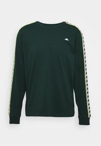 Mörkgrön långärmad T-shirt i bomull. Har en rund halsringning, ribbade muddar och kontrasterande gula ränder med logotypsdetaljer på ärmarna.