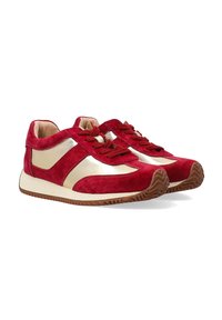 Rote Wildleder-Sneaker mit goldenen Akzenten, runder Zehenpartie, strukturiertem Gummisohle, ausgestattet mit braunen Schnürsenkeln und einem gepolsterten Kragen.
