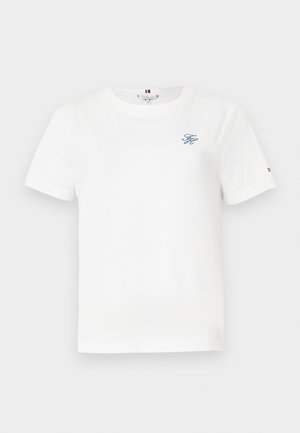 Weißes T-Shirt mit kurzen Ärmeln und Rundhalsausschnitt mit kleinem blauem "Th"-Logo auf der linken Brust und einem kleinen Flaggen-Detail am linken Ärmel.