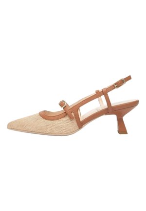 Scarpa beige intrecciata con punta appuntita, cinturini in pelle color cuoio, fibbie regolabili e tacco basso angolato a gattina.