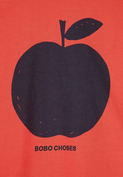 Rød T-shirt med et stort sort æblegrafik med et blad. Teksten nedenunder lyder "BOBO CHOSES." Glat tekstur, afslappet design.