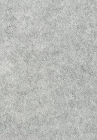 Pelēka jutīga auduma ar mīkstu tekstūru un vienmērīgu virsmu, kurā ir nemanāmas nokrāsu un blīvuma variācijas.