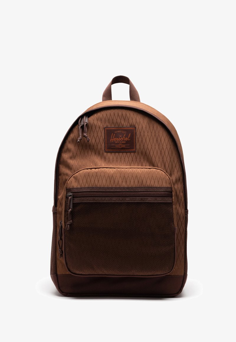 Sac à dos Herschel marron avec tissu à motif losange, poche avant zippée, poignée supérieure et écusson logo marron sur le haut du devant.