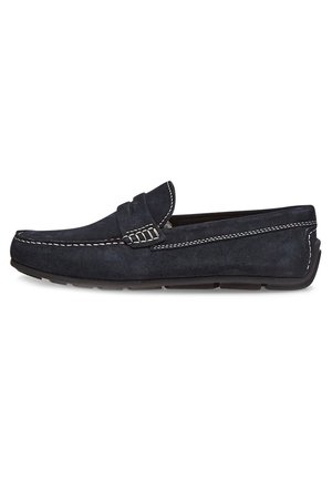 Marineblauwe suède loafers met witte stiksels, een ronde neus en een minimalistisch instapontwerp. Rubberen zool voor grip en comfort.