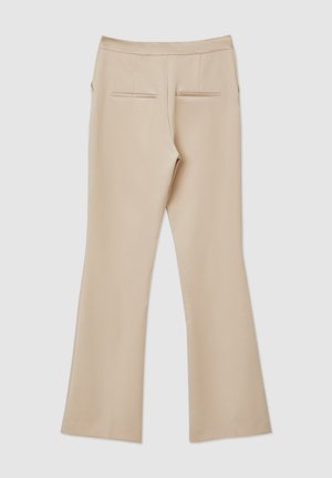 Beige ausgestellte Hose mit glatter Textur, ausgestattet mit zwei Gesäßtaschen und einem Bund. Maßgeschneiderter Schnitt für ein gepflegtes Erscheinungsbild.