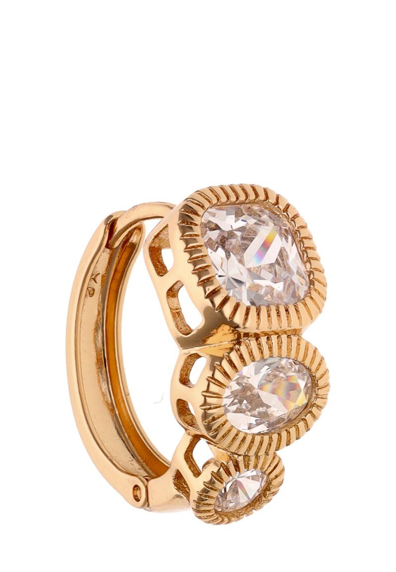 Guldtonede hoops øreringe med tre oval-slebne klare ædelstene, en tekstureret kant og udskåret design på ringens overflade.