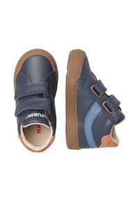 Sneakers blu in pelle con due cinturini in velcro regolabili, suole in gomma marrone e un accento in suede blu chiaro sul lato. L'interno è dotato di una fodera imbottita.