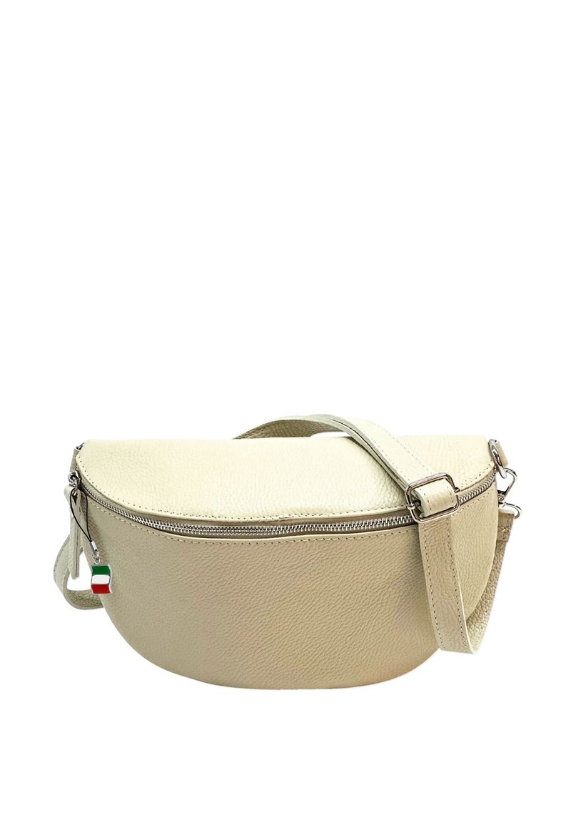 Crème leren tas met een afgeronde vorm, bovenste ritssluiting, verstelbare schouderband en een klein Italiaans vlaggetje aan de zijkant.